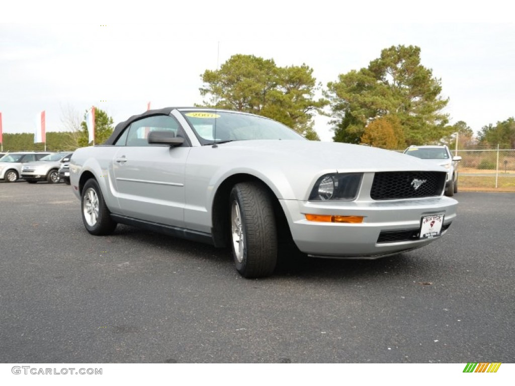 2007 Mustang V6 Deluxe Convertible - Satin Silver Metallic / Dark Charcoal photo #3