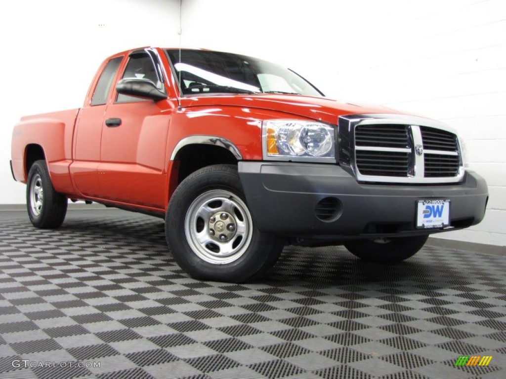 2005 Dakota ST Club Cab 4x4 - Flame Red / Medium Slate Gray photo #1