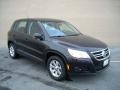 Deep Black Metallic - Tiguan S 4Motion Photo No. 6