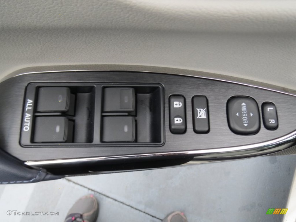 2013 Toyota Avalon Limited Controls Photo #75274723