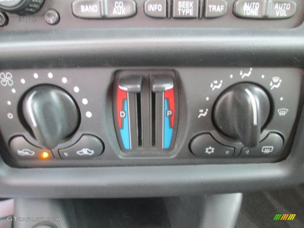 2005 Chevrolet Monte Carlo LT Controls Photo #75274887