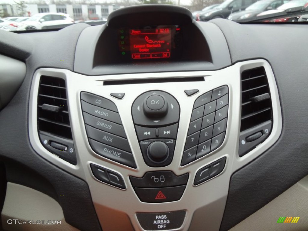 2011 Ford Fiesta SE Hatchback Controls Photo #75284272