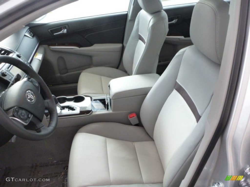 2013 Toyota Camry XLE Front Seat Photo #75308115