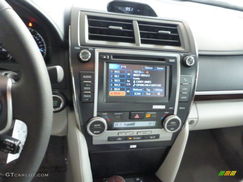 2013 Toyota Camry XLE Navigation Photos