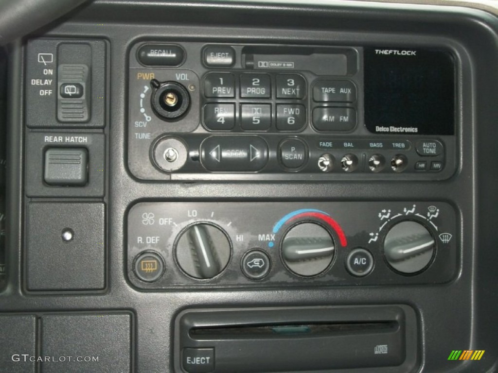 1999 Chevrolet Tahoe LS Controls Photo #75314560