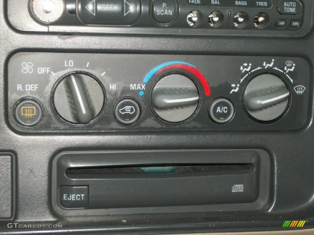 1999 Chevrolet Tahoe LS Controls Photo #75314601