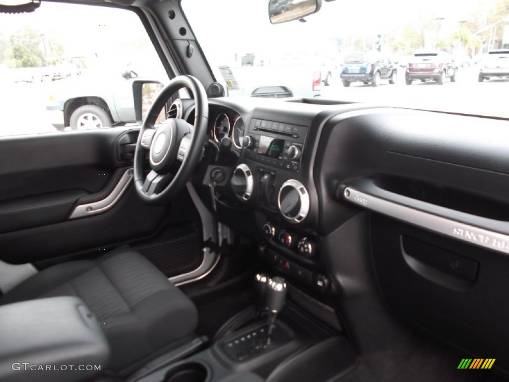 2011 Wrangler Sahara 4x4 - Bright Silver Metallic / Black photo #6