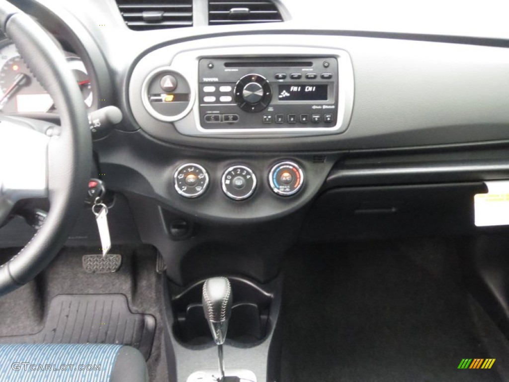 2013 Toyota Yaris SE 5 Door Controls Photo #75329886