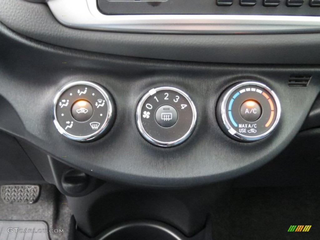 2013 Toyota Yaris SE 5 Door Controls Photo #75329915