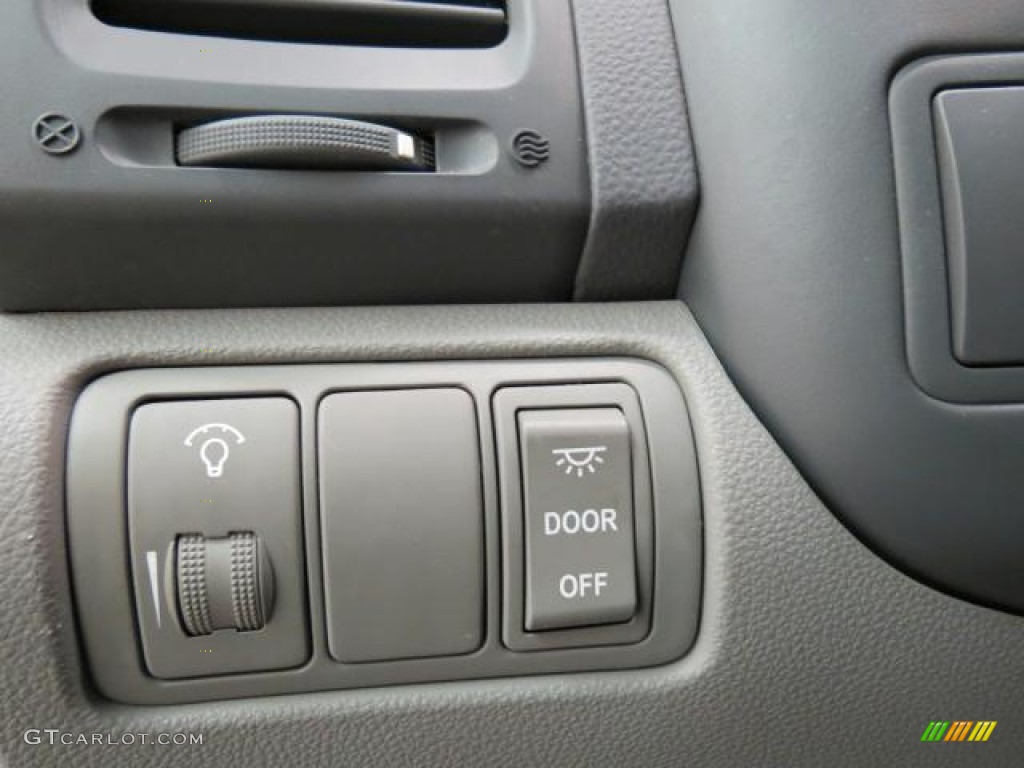 2009 Sedona LX - Clear Silver / Gray photo #19