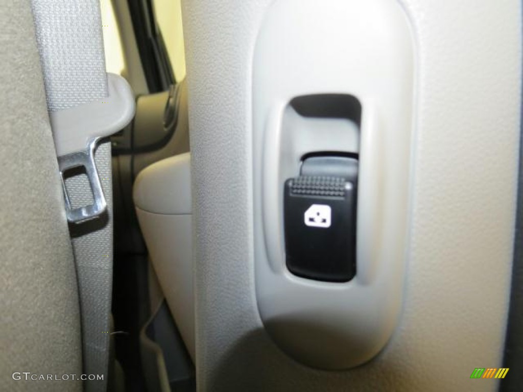 2009 Sedona LX - Clear Silver / Gray photo #23