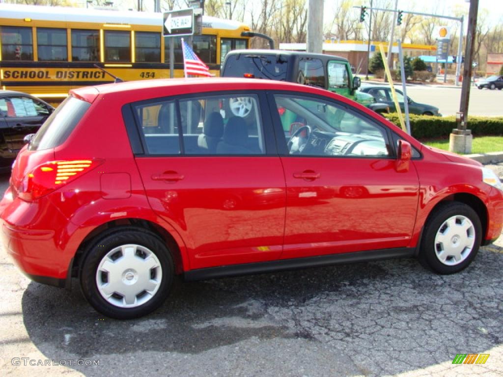2008 Versa 1.8 S Hatchback - Red Alert / Charcoal photo #5