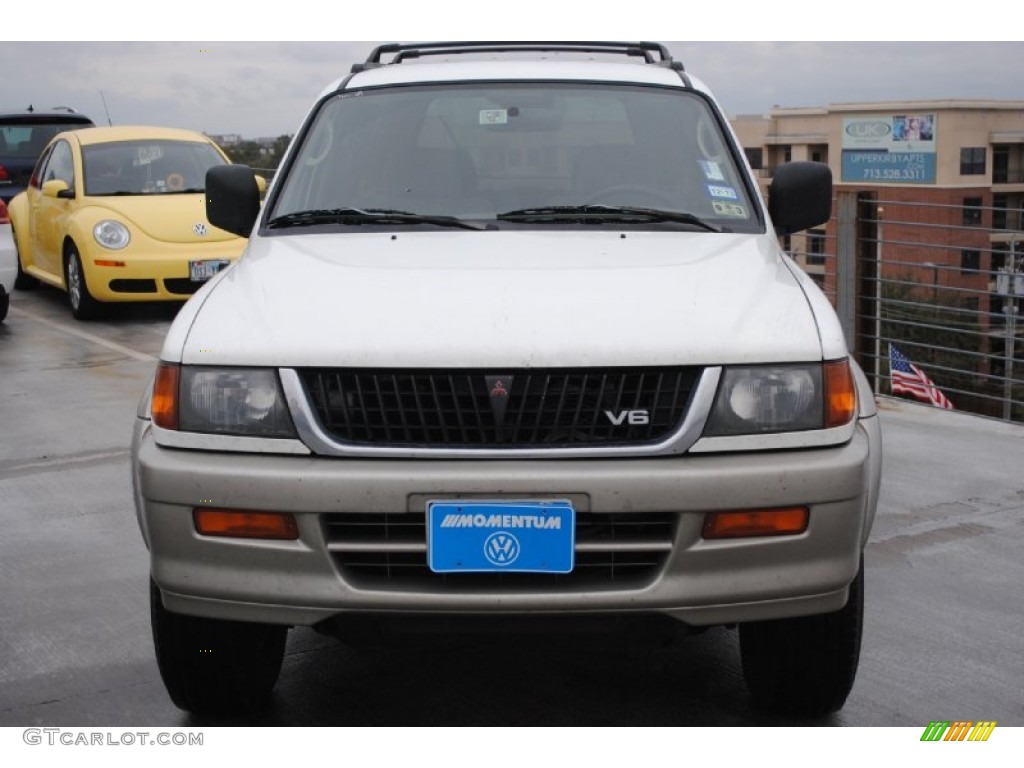 1999 Montero Sport XLS - Alpine White / Tan photo #2