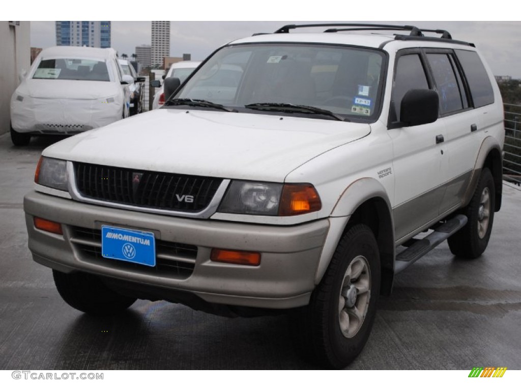 1999 Montero Sport XLS - Alpine White / Tan photo #3