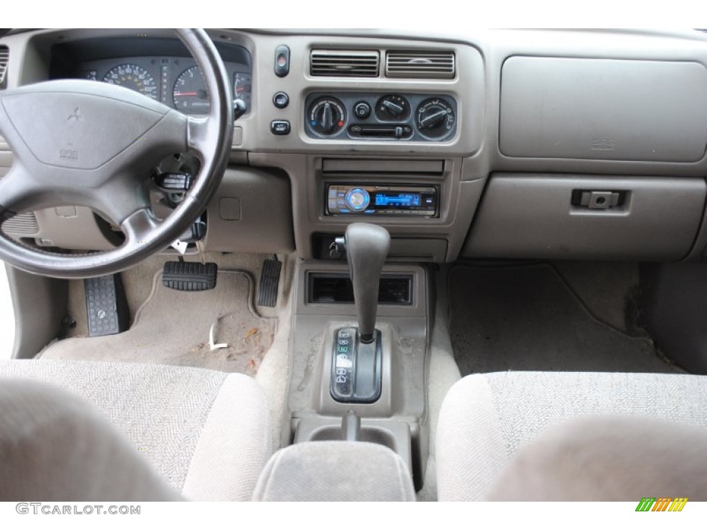 1999 Montero Sport XLS - Alpine White / Tan photo #19