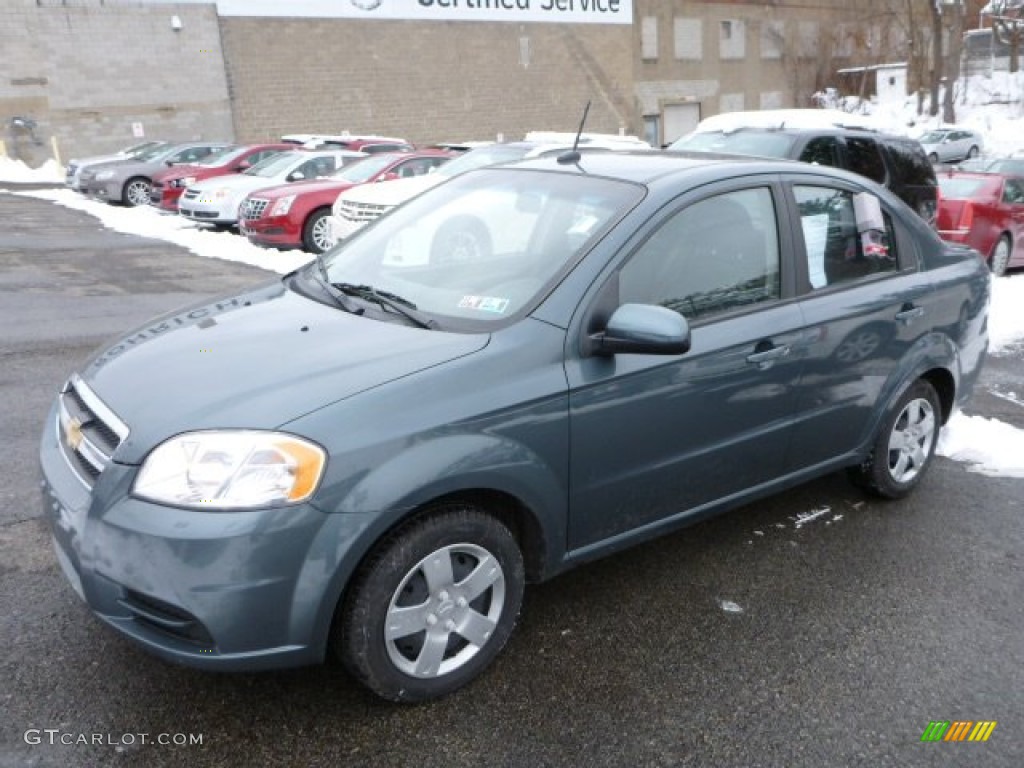 2010 Aveo LT Sedan - Wintergreen / Charcoal photo #2