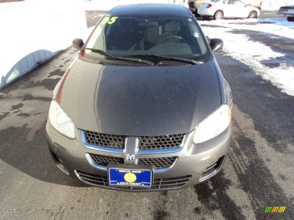 2005 Stratus SXT Sedan - Graphite Metallic / Dark Slate Gray photo #2