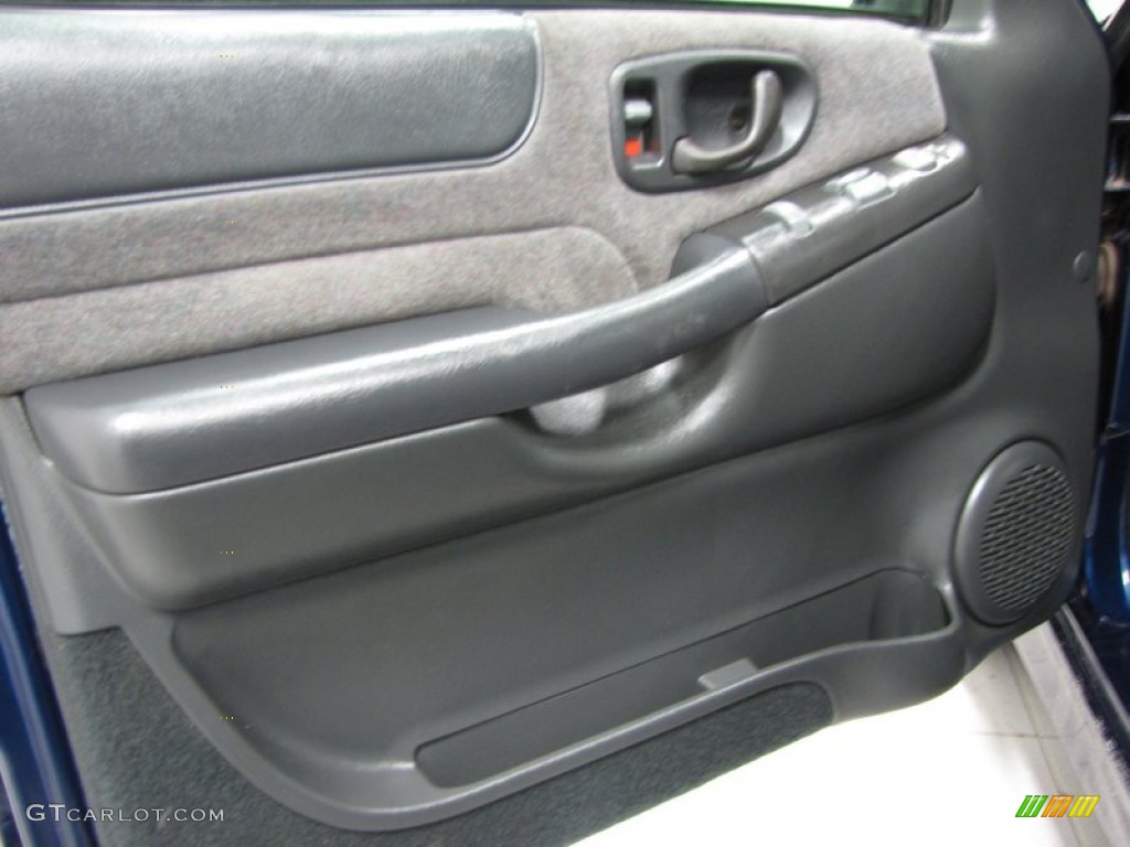 2002 Chevrolet S10 Xtreme Extended Cab Medium Gray Door Panel Photo #75362759