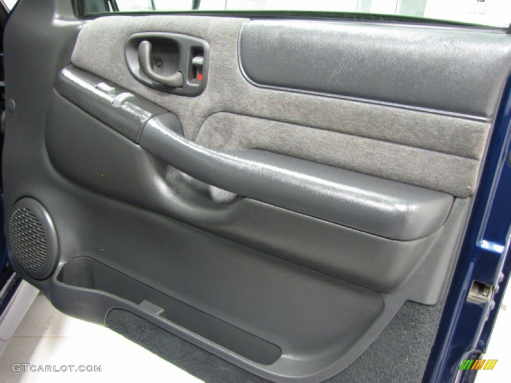 2002 Chevrolet S10 Xtreme Extended Cab Medium Gray Door Panel Photo #75362779