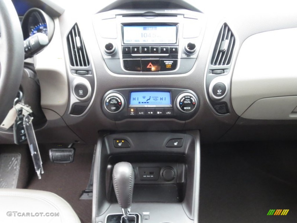 2011 Hyundai Tucson Limited Controls Photo #75371908
