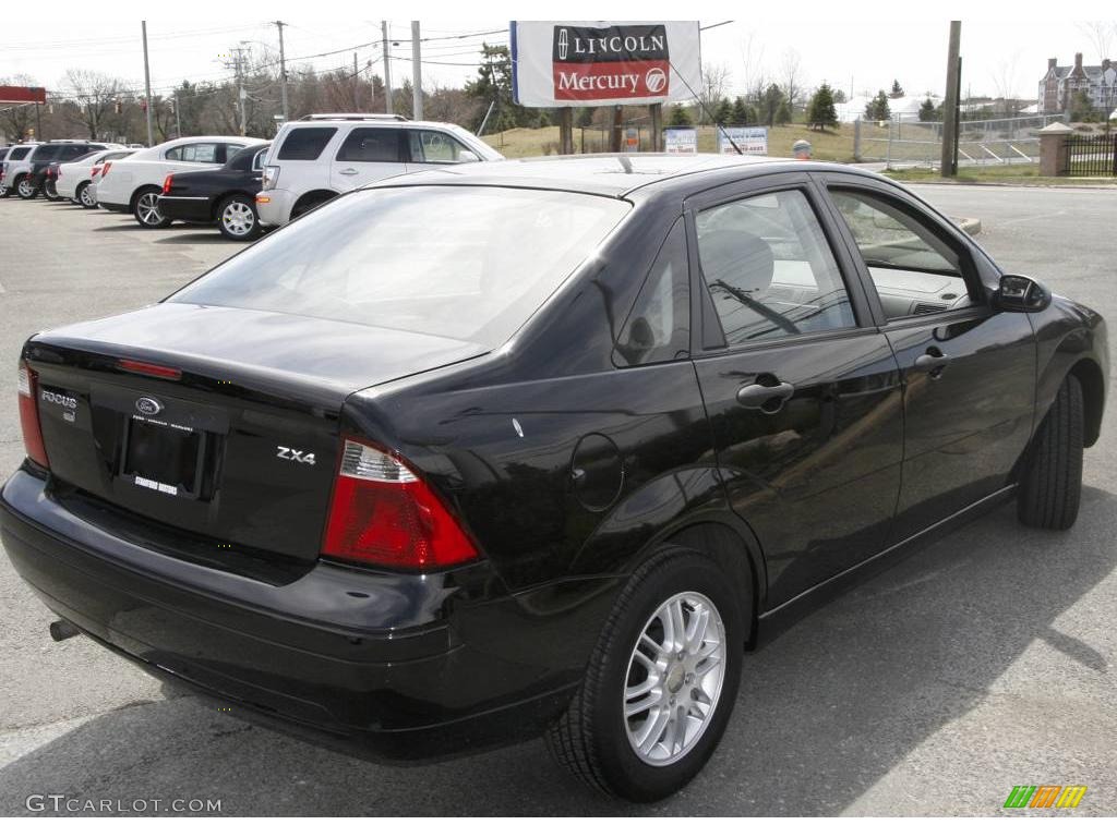 2006 Focus ZX4 SE Sedan - Pitch Black / Dark Flint/Light Flint photo #5