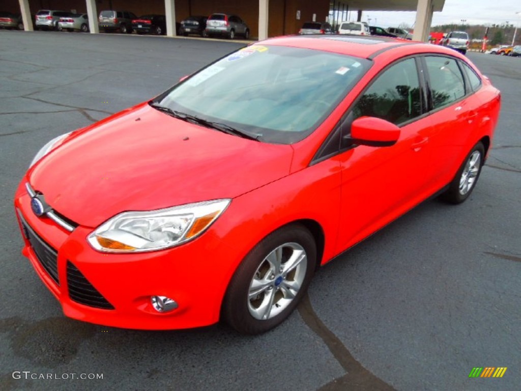 2012 Focus SE Sport Sedan - Race Red / Two-Tone Sport photo #2