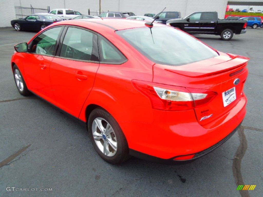 2012 Focus SE Sport Sedan - Race Red / Two-Tone Sport photo #4
