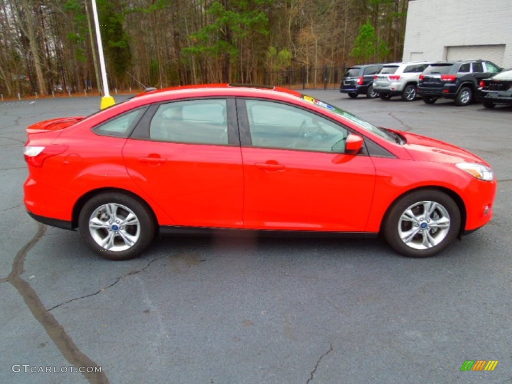 2012 Focus SE Sport Sedan - Race Red / Two-Tone Sport photo #6