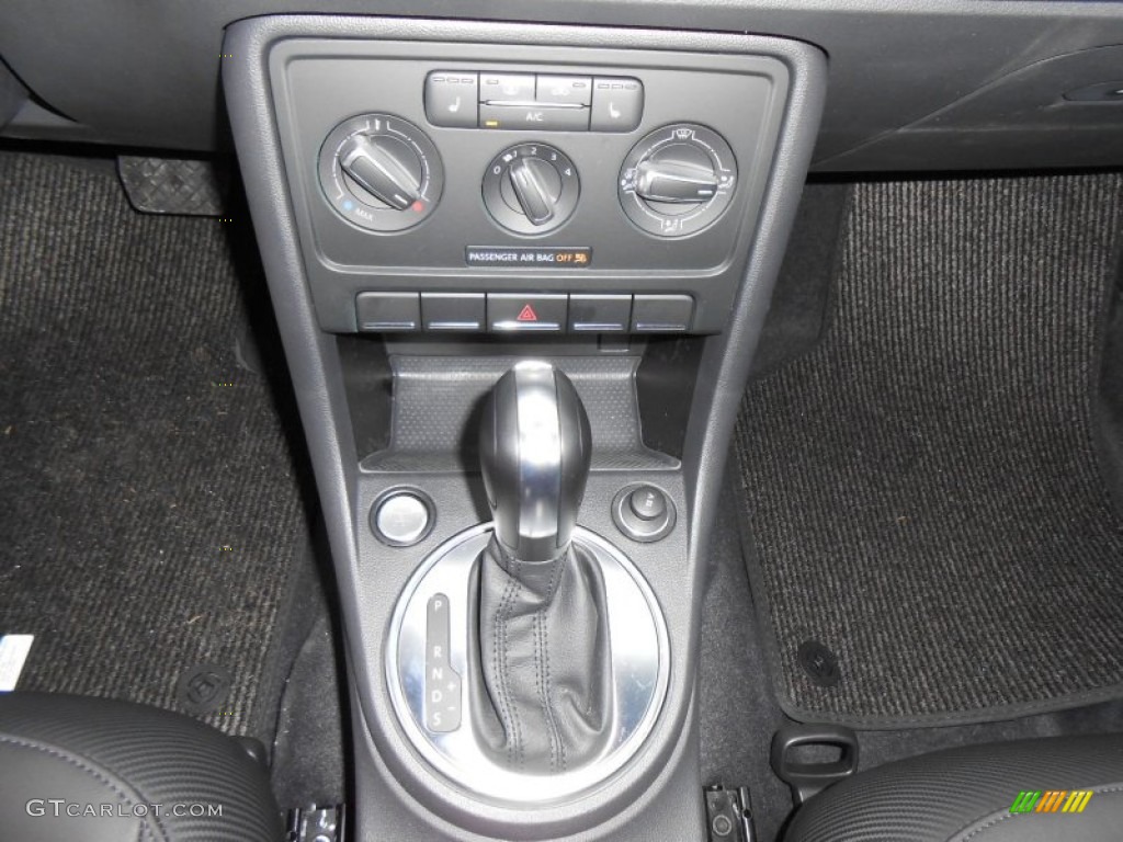 2013 Volkswagen Beetle 2.5L Convertible Controls Photo #75390128