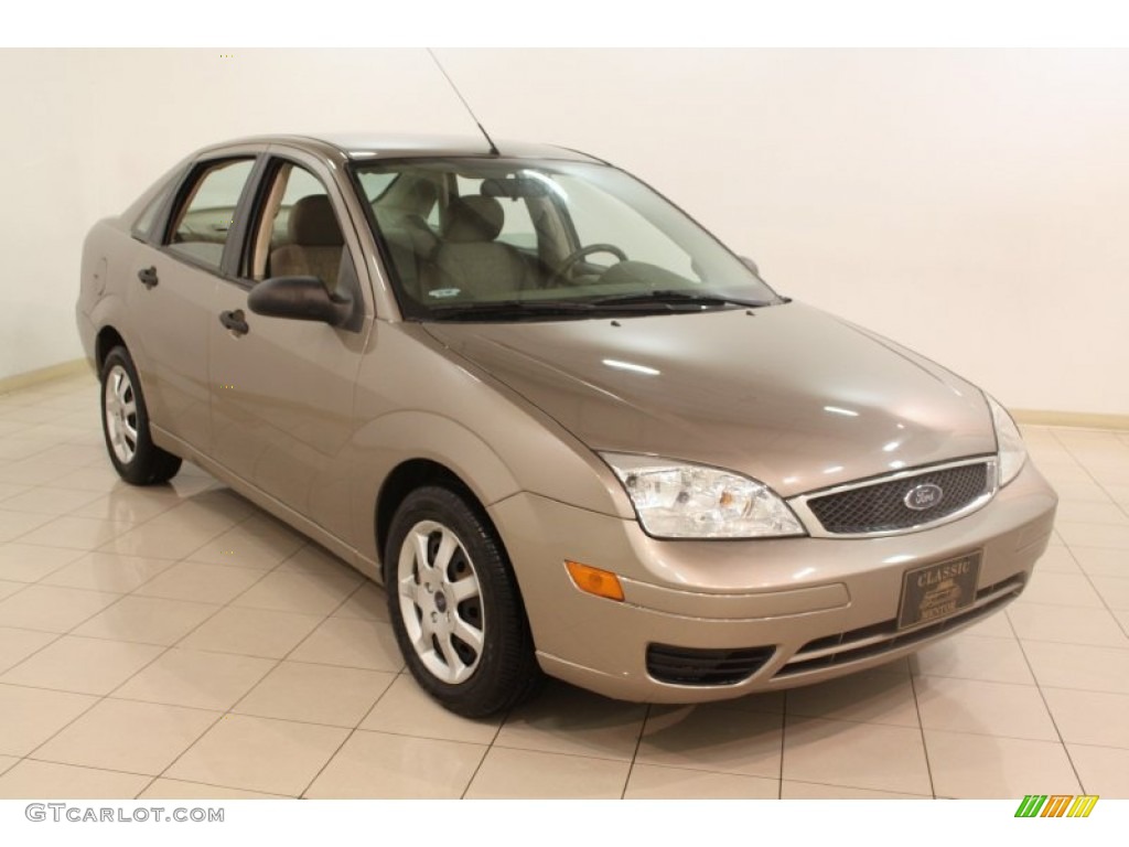 2005 Focus ZX4 S Sedan - Arizona Beige Metallic / Dark Pebble/Light Pebble photo #1