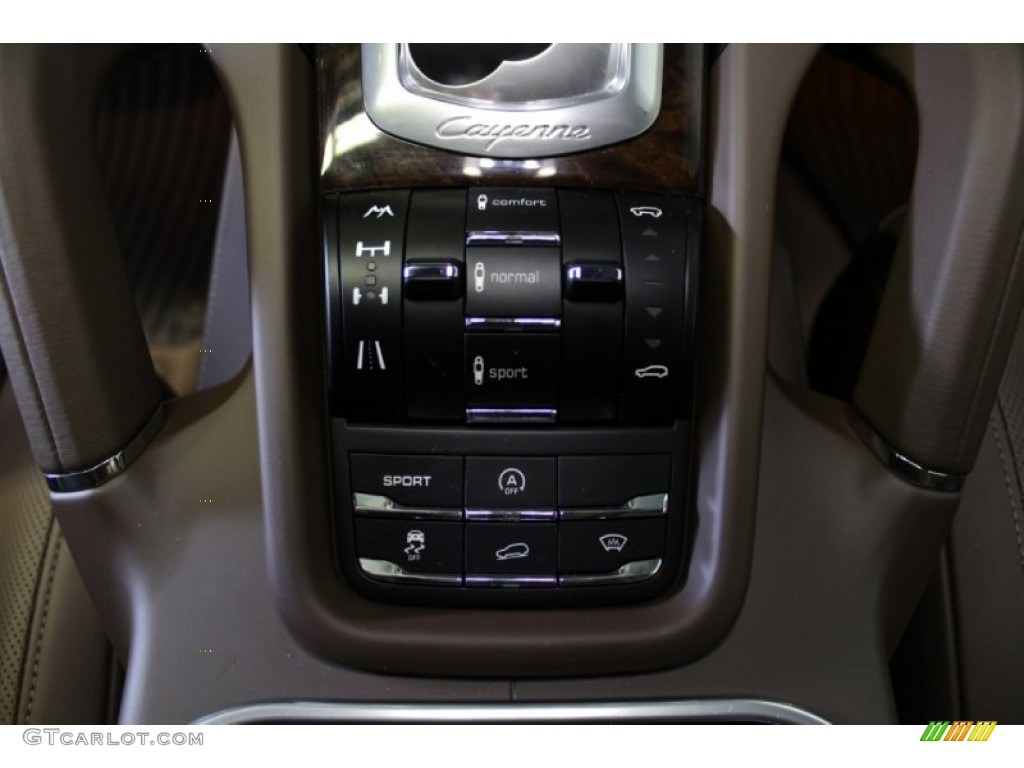 2011 Porsche Cayenne Turbo Controls Photo #75404352