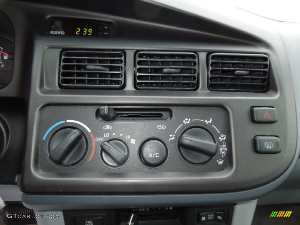 2000 Toyota Sienna LE Controls Photo #75406203