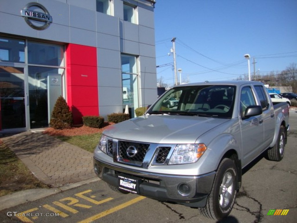 2011 Frontier SV Crew Cab 4x4 - Radiant Silver Metallic / Steel photo #1