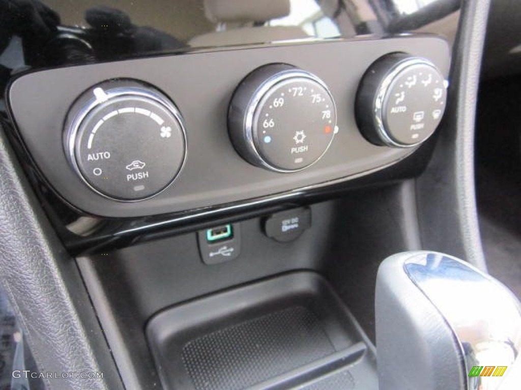 2013 Chrysler 200 Touring Sedan Controls Photo #75417531