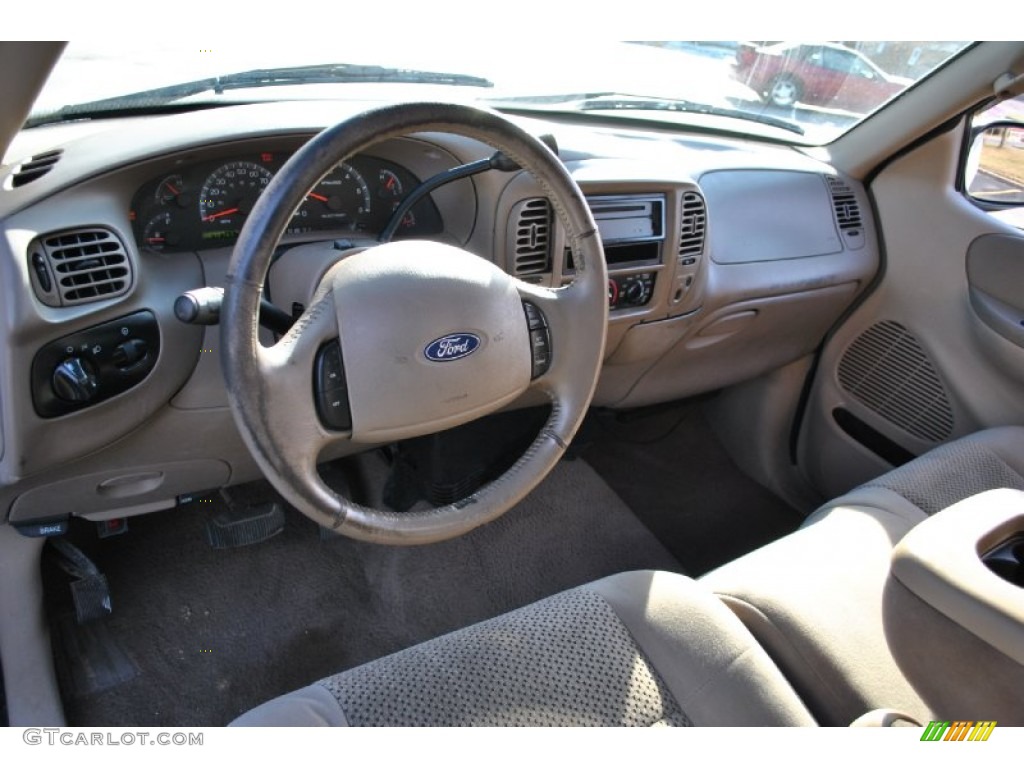 Medium Parchment Interior 2002 Ford F150 XLT Regular Cab Photo #75422157