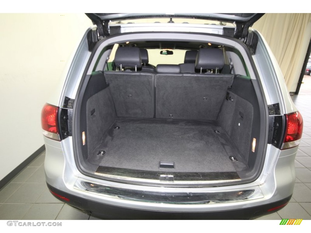 2009 Volkswagen Touareg 2 V8 Trunk Photos