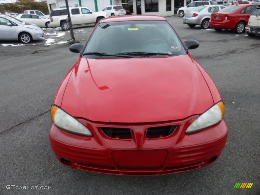 2002 Grand Am SE Sedan - Bright Red / Dark Pewter photo #2