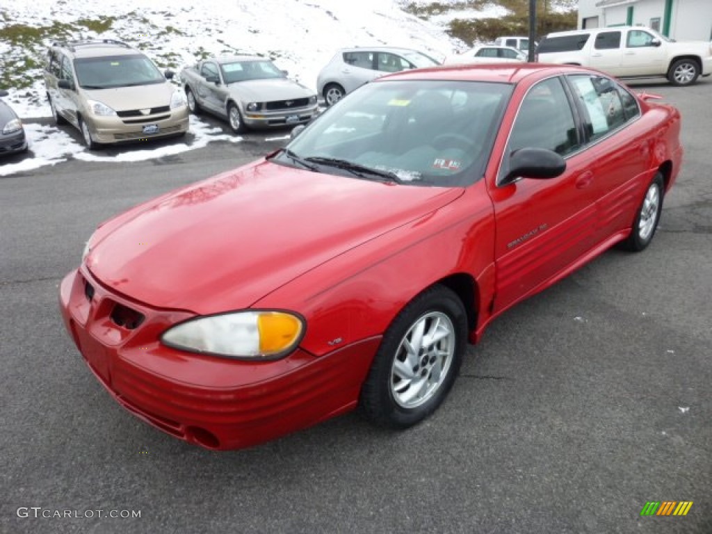 2002 Grand Am SE Sedan - Bright Red / Dark Pewter photo #3