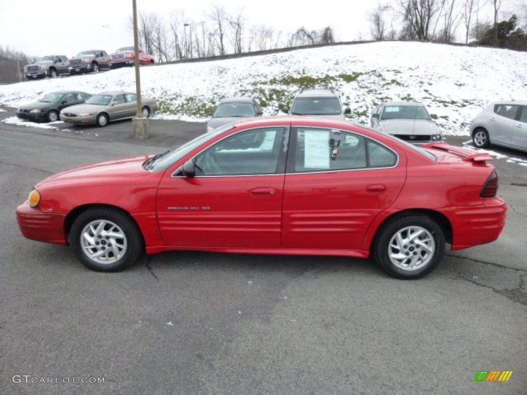 2002 Grand Am SE Sedan - Bright Red / Dark Pewter photo #4