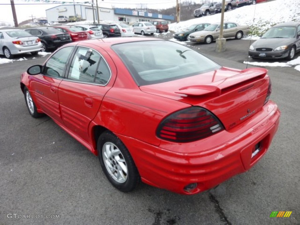 2002 Grand Am SE Sedan - Bright Red / Dark Pewter photo #5