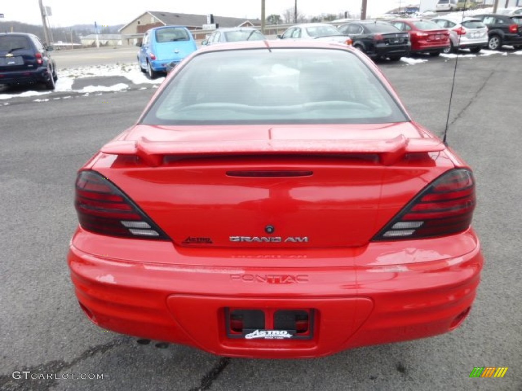 2002 Grand Am SE Sedan - Bright Red / Dark Pewter photo #6