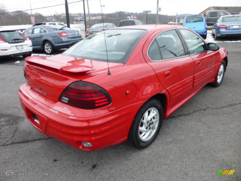 2002 Grand Am SE Sedan - Bright Red / Dark Pewter photo #7