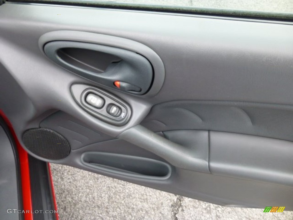 2002 Grand Am SE Sedan - Bright Red / Dark Pewter photo #11