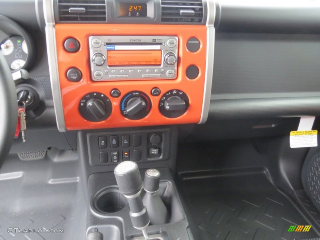 2013 Toyota FJ Cruiser 4WD Controls Photo #75458276