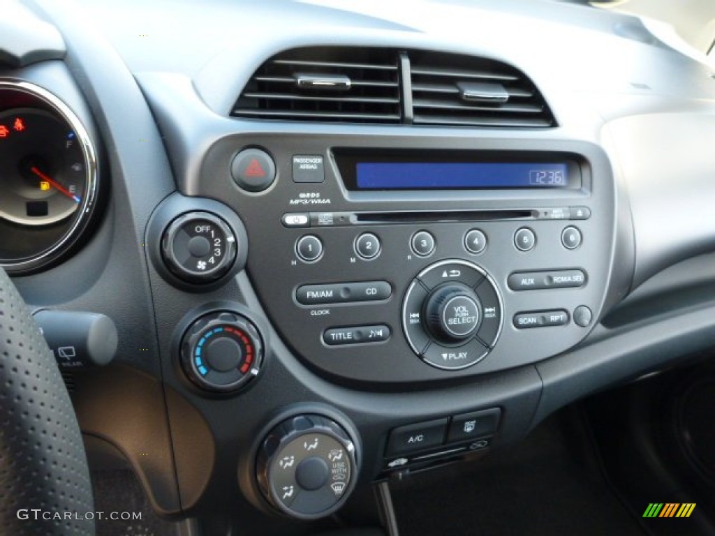 2013 Honda Fit Sport Controls Photo #75472074