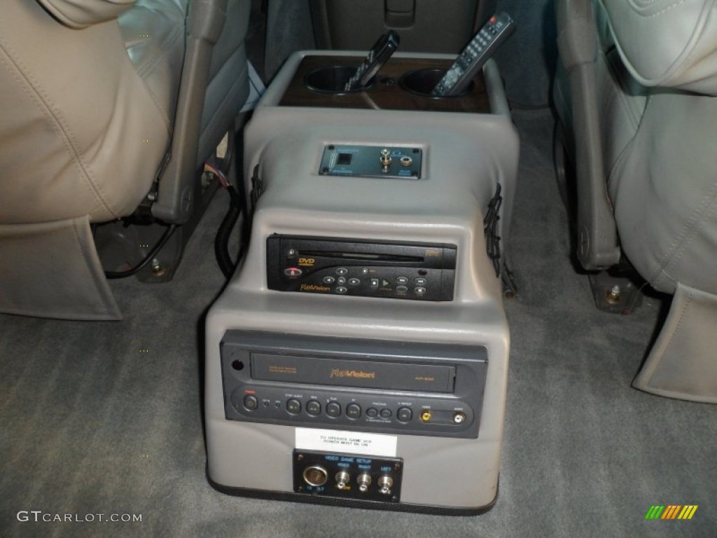 2003 Chevrolet Express 1500 AWD Passenger Conversion Van Entertainment System Photo #75476603