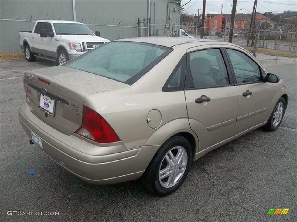 2002 Focus SE Sedan - Fort Knox Gold / Medium Parchment photo #3