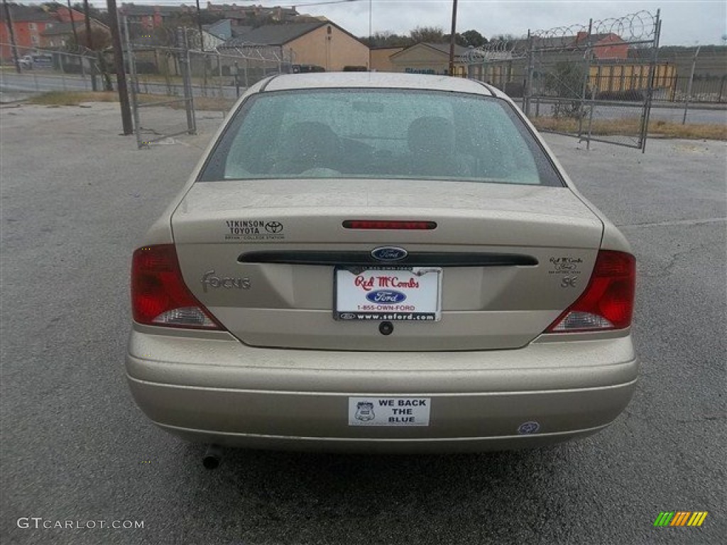 2002 Focus SE Sedan - Fort Knox Gold / Medium Parchment photo #4