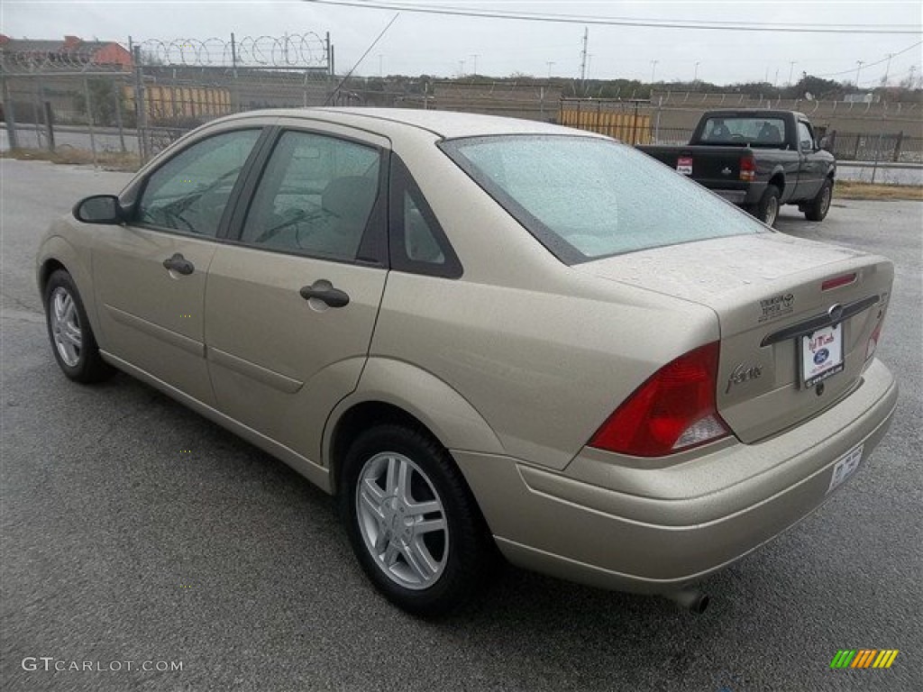 2002 Focus SE Sedan - Fort Knox Gold / Medium Parchment photo #5