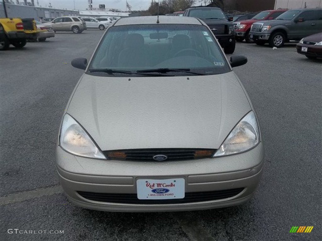 2002 Focus SE Sedan - Fort Knox Gold / Medium Parchment photo #7